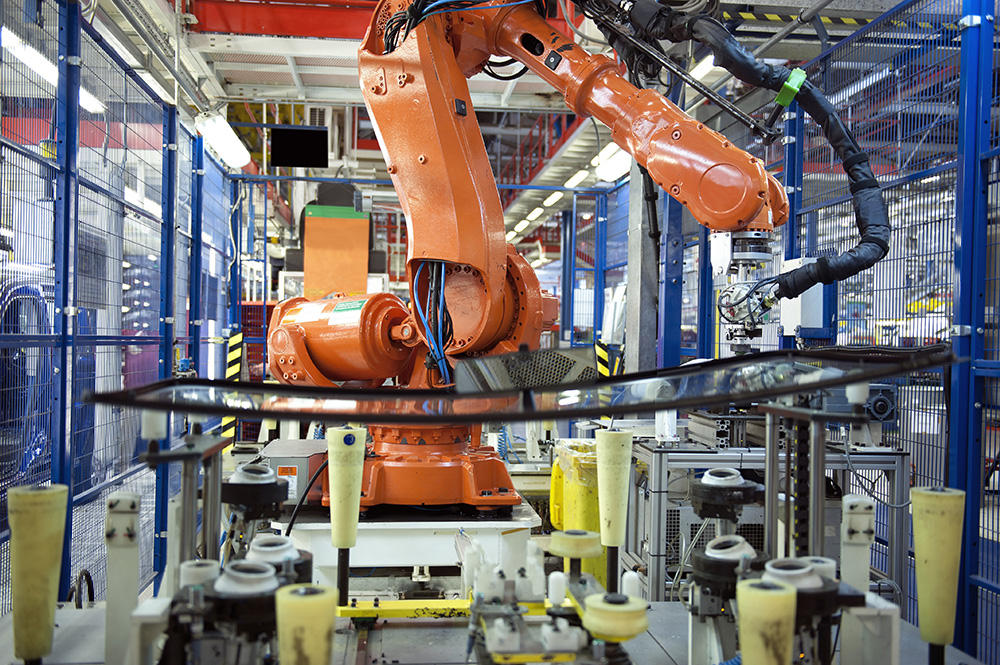 Un robot tradicional en una jaula de seguridad