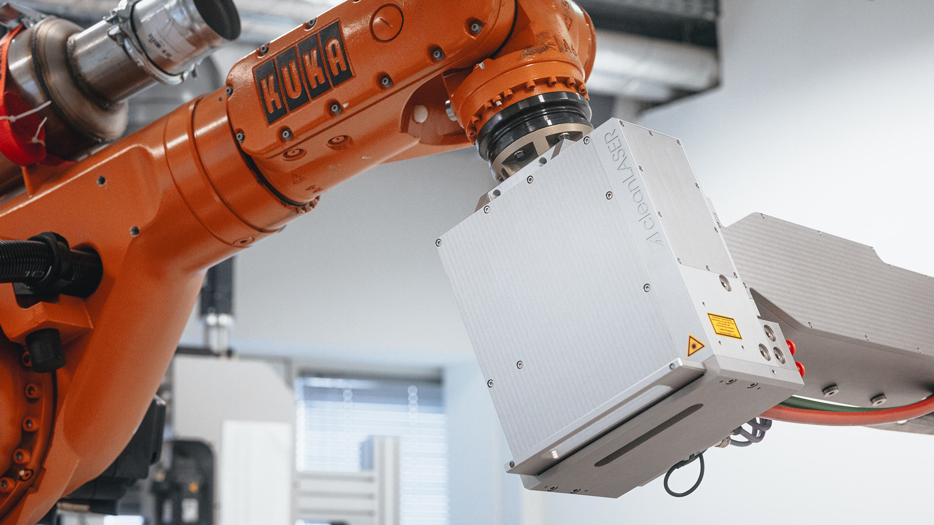 Een robotarm uitgerust met cleaning 